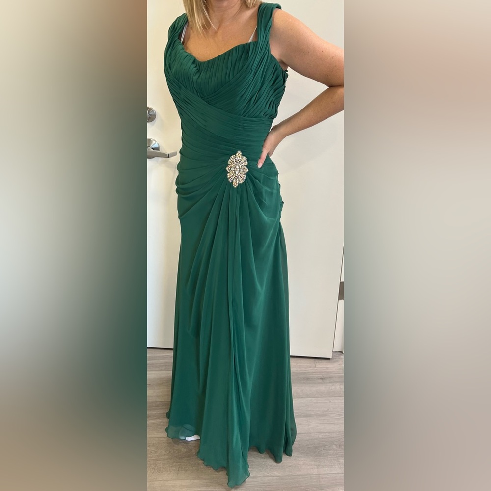 Elegant Green Evening Gown with Embellishment